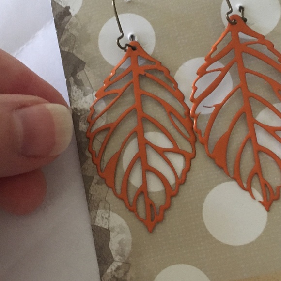 Feather-light Metal ORANGE LEAF Earrings - Picture 2 of 2